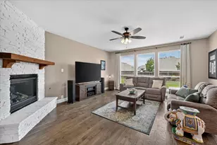 1943 Silverleaf Dr, Glenn Heights, TX 75154 - Photo 3