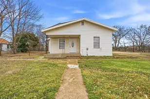 1412 Chase Ave, Cleburne, TX 76031 - Photo 1