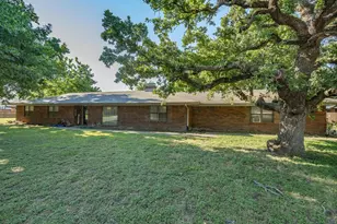 901 Pebble St, Bowie, TX 76230 - Photo 1