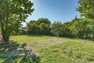 901 Pebble St, Bowie, TX 76230 - Photo 27