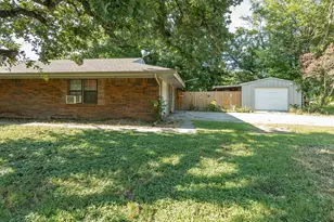901 Pebble St, Bowie, TX 76230 - Photo 3