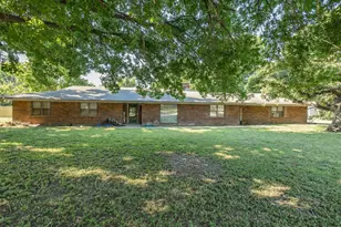 901 Pebble St, Bowie, TX 76230 - Photo 39