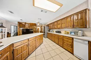 8724 Racquet Club Dr, Fort Worth, TX 76120 - Photo 5