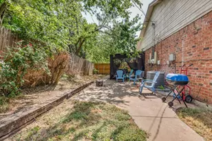1233 W Hudgins St, Grapevine, TX 76051 - Photo 25