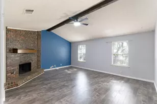 719 Matthews Ct, Arlington, TX 76012 - Photo 3