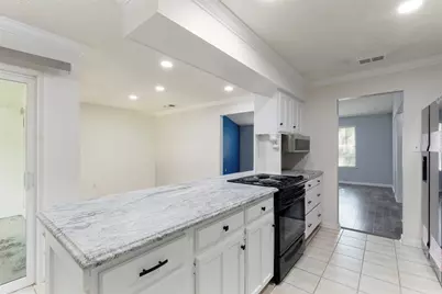 719 Matthews Court, Arlington, TX 76012 - Photo 11
