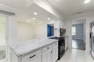 719 Matthews Ct, Arlington, TX 76012 - Photo 11