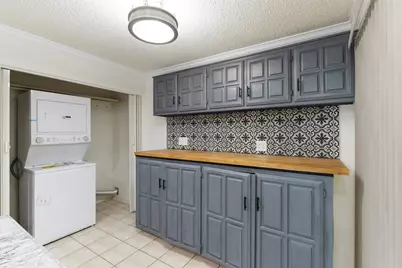 719 Matthews Court, Arlington, TX 76012 - Photo 9