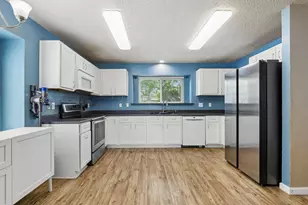 304 Lark Ln, Euless, TX 76039 - Photo 5