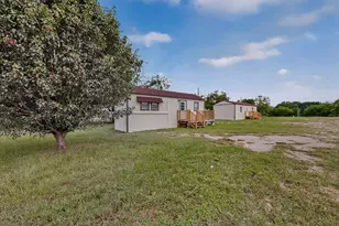 1661 E 2nd St, Cleburne, TX 76031 - Photo 3