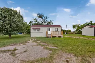 1661 E 2nd St, Cleburne, TX 76031 - Photo 5