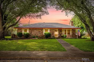 209 Hillcrest Dr, Midlothian, TX 76065 - Photo 1