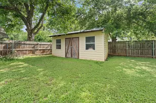 111 Bellevue Dr, Cleburne, TX 76033 - Photo 25