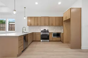 2622 Bainbridge Dr, Dallas, TX 75237 - Photo 11