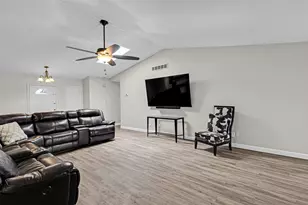 1644 Glenhill Ln, Lewisville, TX 75077 - Photo 5