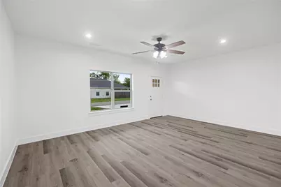 209 W Bonham Street, Tom Bean, TX 75489 - Photo 7