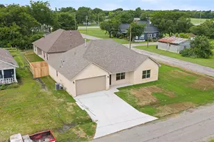 209 W Bonham St, Tom Bean, TX 75489 - Photo 27