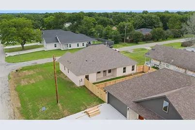 209 W Bonham Street, Tom Bean, TX 75489 - Photo 29