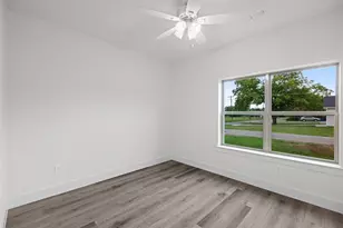 209 W Bonham St, Tom Bean, TX 75489 - Photo 19