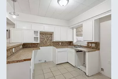 207 Hartsdale Drive, Dallas, TX 75211 - Photo 9