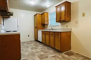 1602 Moss St, Gainesville, TX 76240 - Photo 3