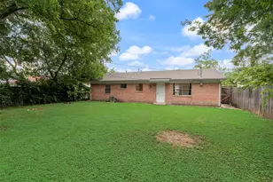 730 Cindy Ln, Grand Prairie, TX 75052 - Photo 17