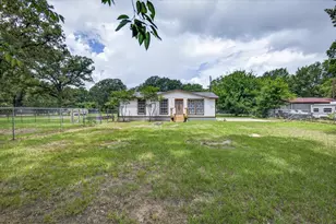 250 E Golden Oaks Dr, Mabank, TX 75156 - Photo 3