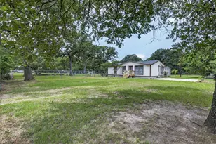 250 E Golden Oaks Dr, Mabank, TX 75156 - Photo 3