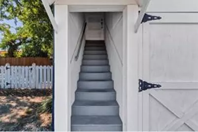 201 S Jones Street, Granbury, TX 76048 - Photo 11