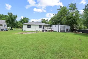 304 Lee St, Wolfe City, TX 75496 - Photo 19