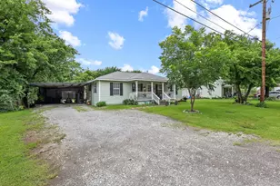 304 Lee St, Wolfe City, TX 75496 - Photo 3