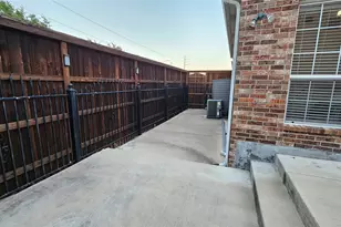 8207 Persimmon St, Irving, TX 75063 - Photo 29