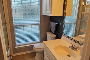 8207 Persimmon St, Irving, TX 75063 - Photo 13