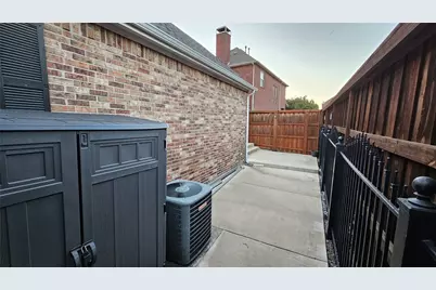 8207 Persimmon Street, Irving, TX 75063 - Photo 27