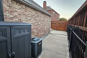 8207 Persimmon St, Irving, TX 75063 - Photo 27