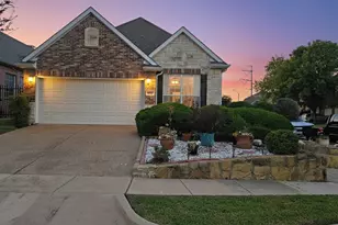 8207 Persimmon St, Irving, TX 75063 - Photo 3