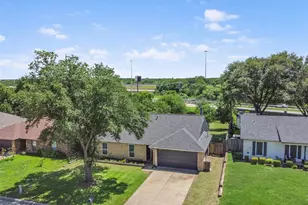 817 Woodhaven Ln, Grand Prairie, TX 75052 - Photo 3