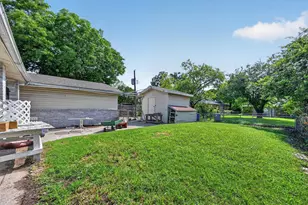 2524 N Saint Augustine Dr, Dallas, TX 75227 - Photo 21