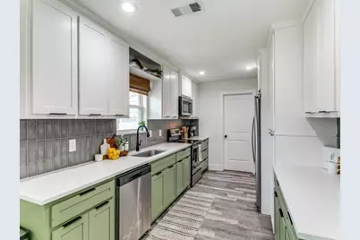 708 Oakwood Drive, Euless, TX 76040 - Photo 9