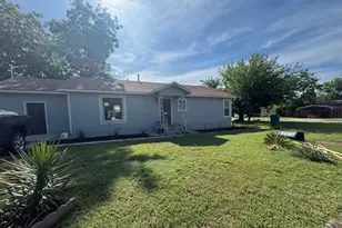 215 S 4th St, Jacksboro, TX 76458 - Photo 3