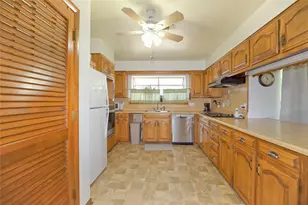 405 Meadow Dr, Gainesville, TX 76240 - Photo 9