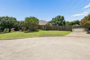 729 Herman Dr, Hurst, TX 76054 - Photo 3