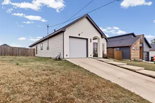 1326 Hemphill St, Greenville, TX 75401 - Photo 3