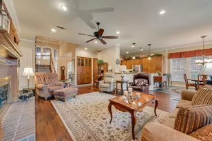 757 Village Green Dr, DeSoto, TX 75115 - Photo 5