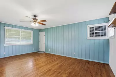 902 W Bridge Street, Granbury, TX 76048 - Photo 17