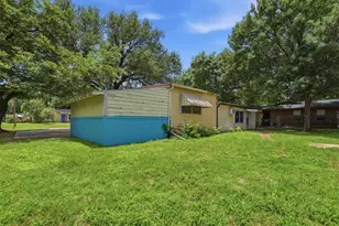 902 W Bridge St, Granbury, TX 76048 - Photo 27