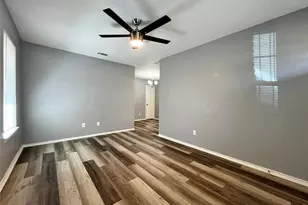 1010 S Retta St, Fort Worth, TX 76111 - Photo 3
