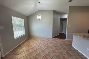 304 E Clover Park Dr, Fort Worth, TX 76140 - Photo 5