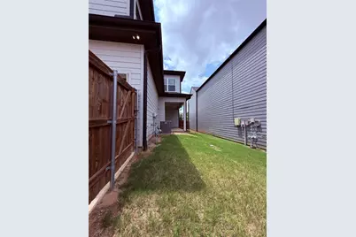 2232 Scenic Bluff Drive, Fort Worth, TX 76111 - Photo 11