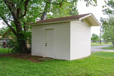 820 N Avenue A, Springtown, TX 76082 - Photo 27